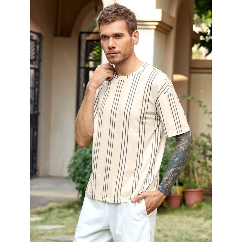 NEW SHEIN Men 1pc Vertical Striped Drop Shoulder Tee Size L‎